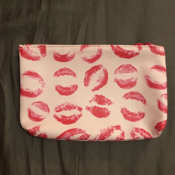 BUY2GET1FREE “Kiss” Makeup Bag - Picture 2 of 2